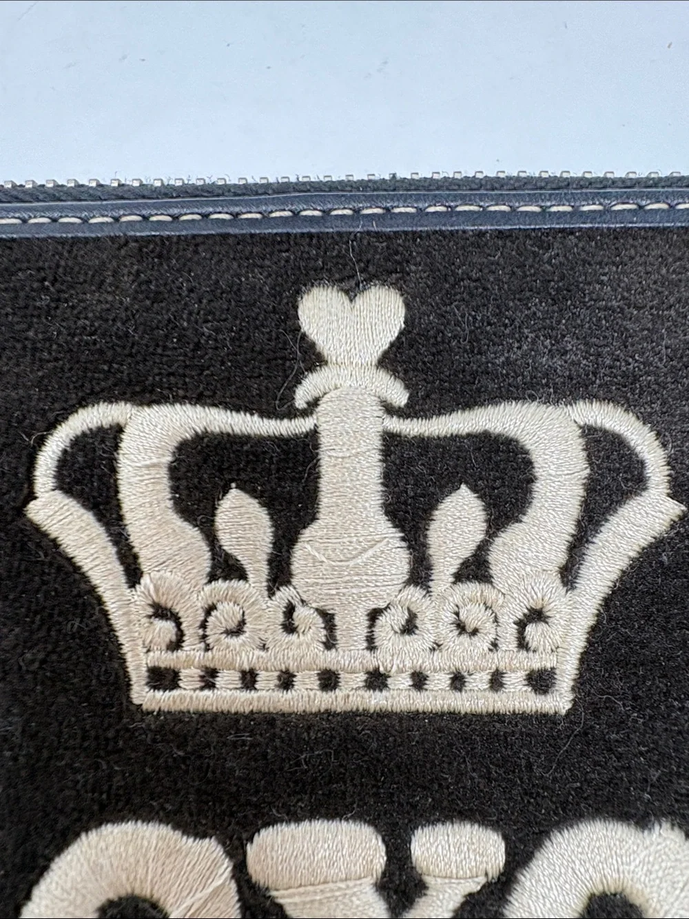 JUICY COUTURE Juicy Girl Y2K Embroidered Brown Velvety Zip Wallet